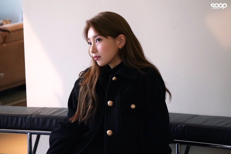 231205 SOOP Naver Post - Suzy - Guess FW23 Photoshoot Behind documents 4