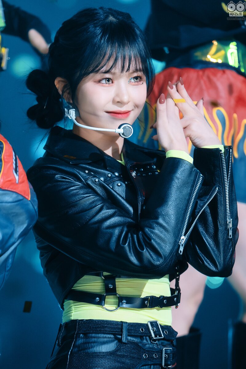211205 EVERGLOW - 'Pirate' at Inkigayo documents 3