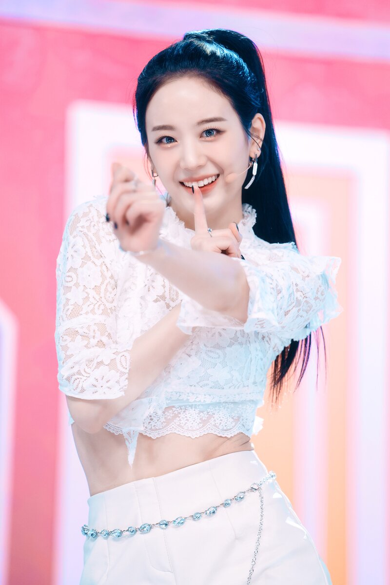 220123 fromis_9 Gyuri - 'DM' at Inkigayo documents 19