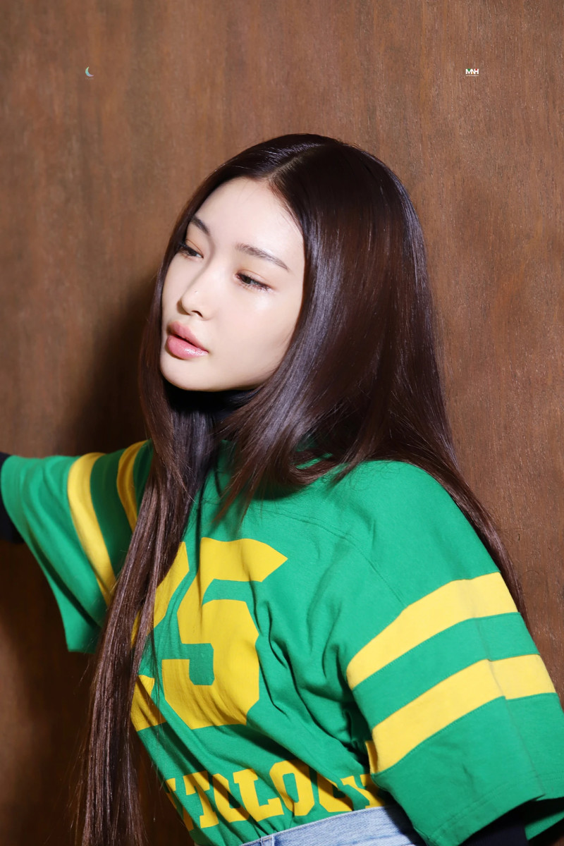 210514 Chungha Cafe Update - Marie Claire Photoshoot Behind documents 10