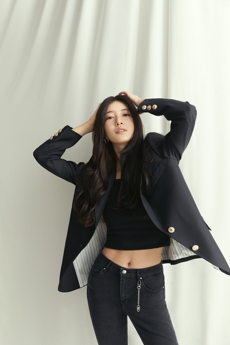 SUZY for Guess S/S 2024 Campaign - The Black Label Collection documents 1