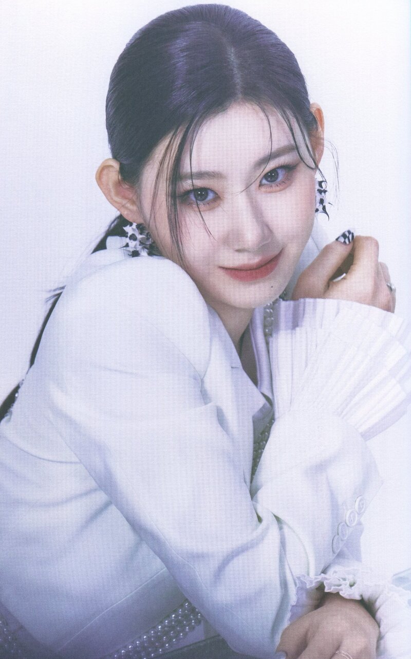 ITZY 'CHECKMATE' Album Scans (Chaeryeong ver.) documents 25