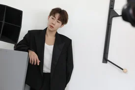 230704 Double H Entertainment Naver Update - Kim Sunggyu '2023 S/S' Jacket Shooting Behind Photos