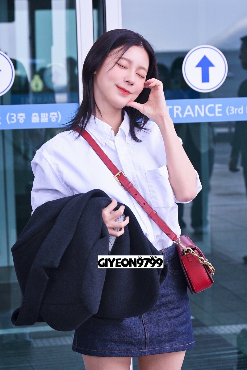 240406 (G)I-DLE Miyeon at Incheon International Airport documents 5