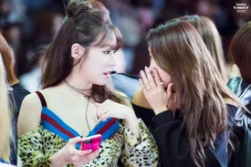 160324 Tiffany and SISTAR Bora at YCH Seoul Fashion Week
