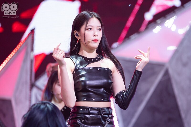 210704 LOONA - PTT(Paint The Town) at Inkigayo documents 13