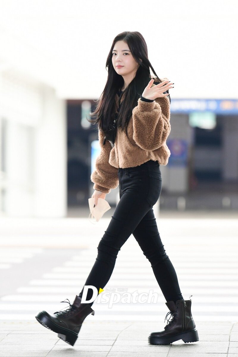 221212 ITZY Lia at Incheon International Airport documents 3