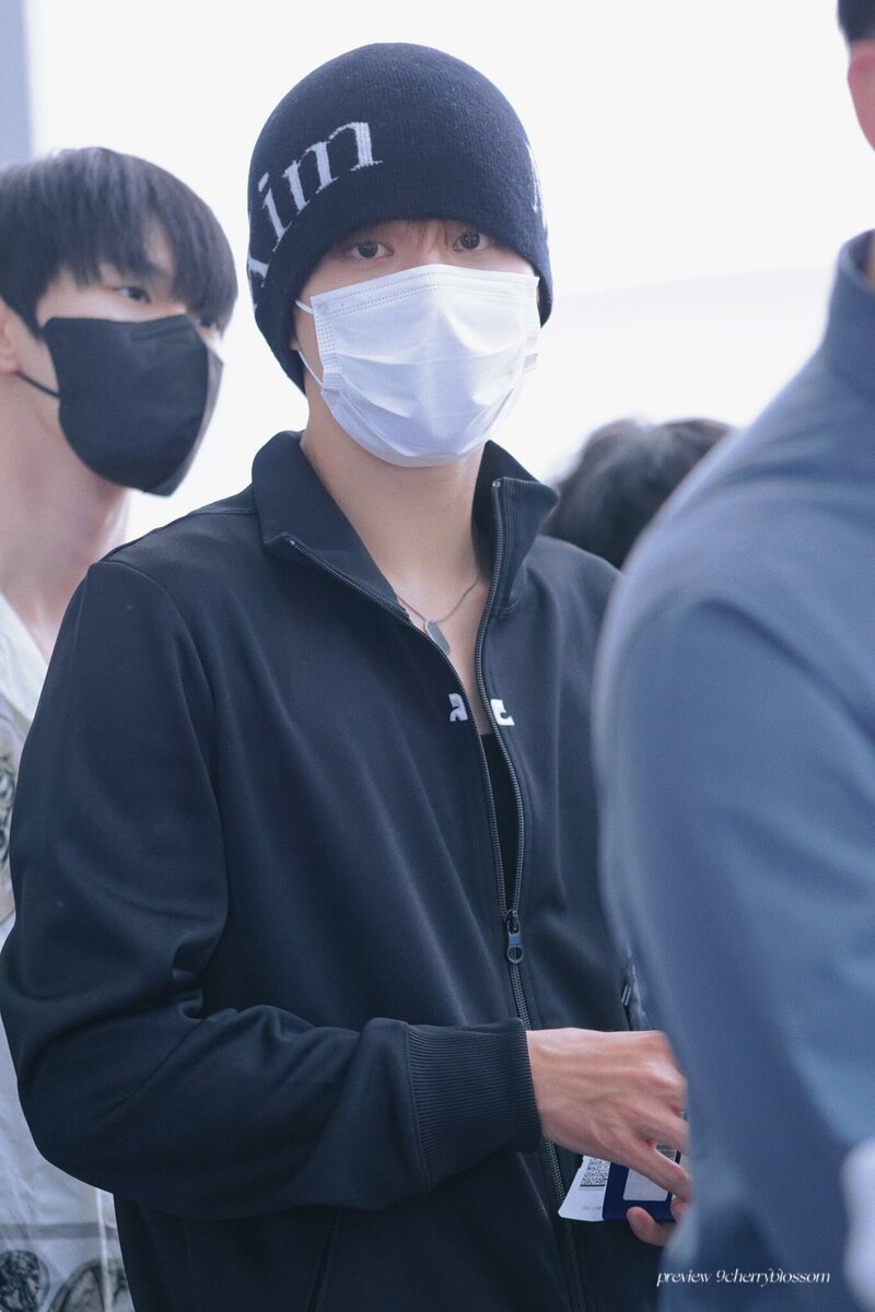 230525 NCT Jungwoo at Incheon International Airport documents 5