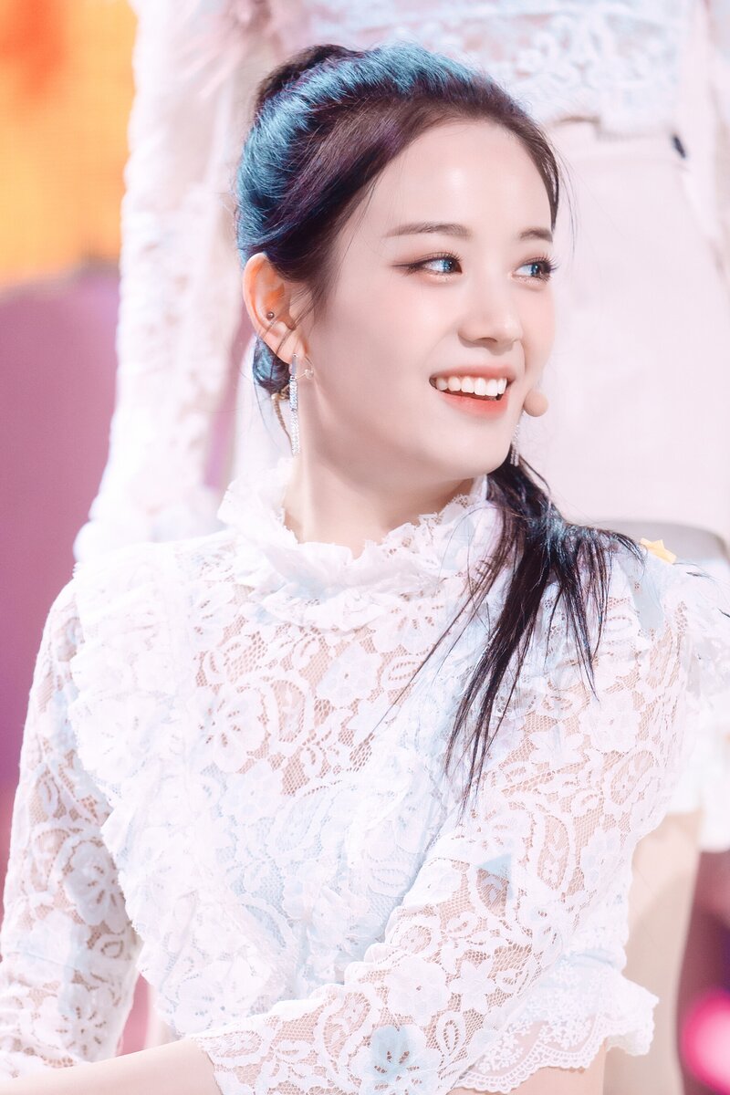 220123 fromis_9 Gyuri - 'DM' at Inkigayo documents 6