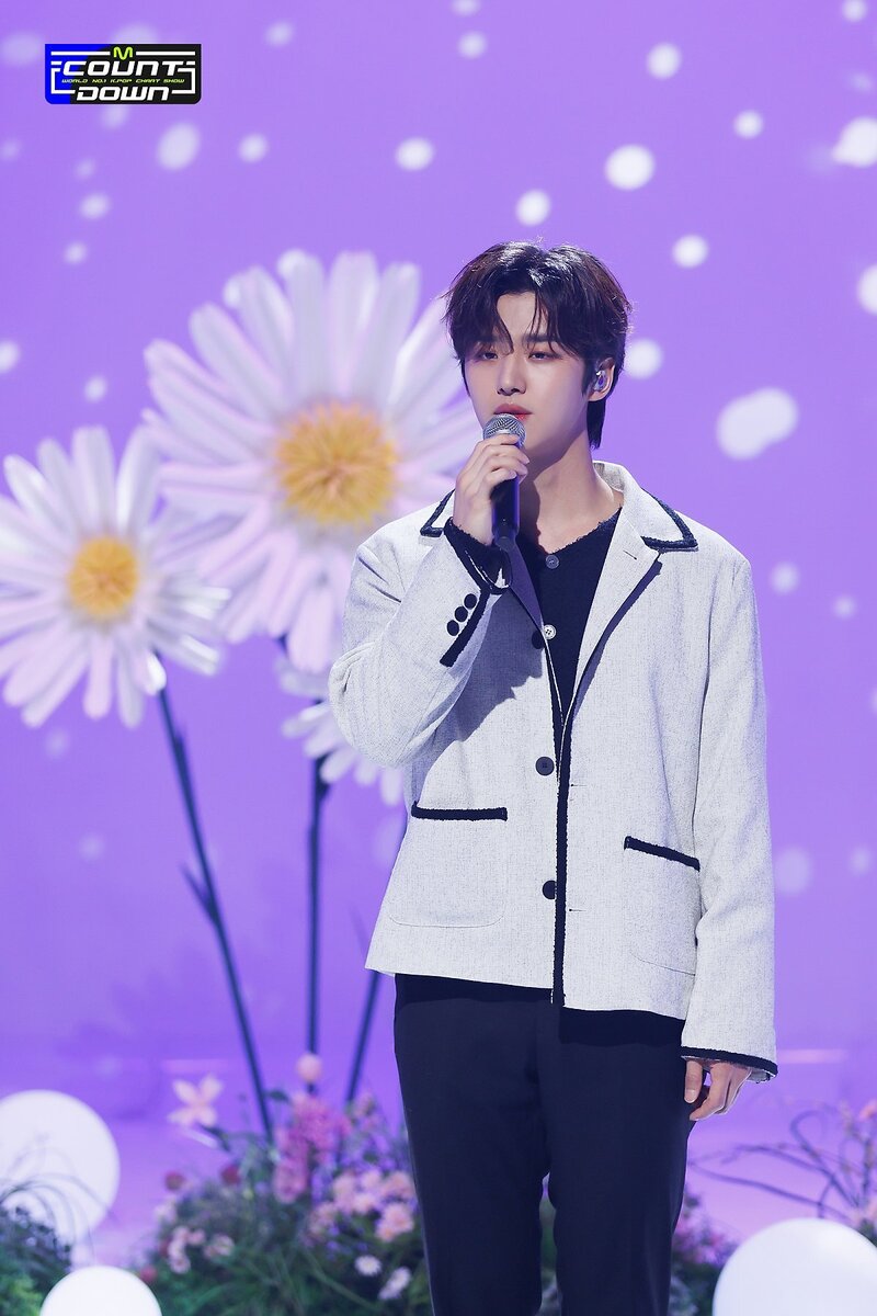 220428 Pentagon's Hongseok - Special Stage at M Countdown documents 2