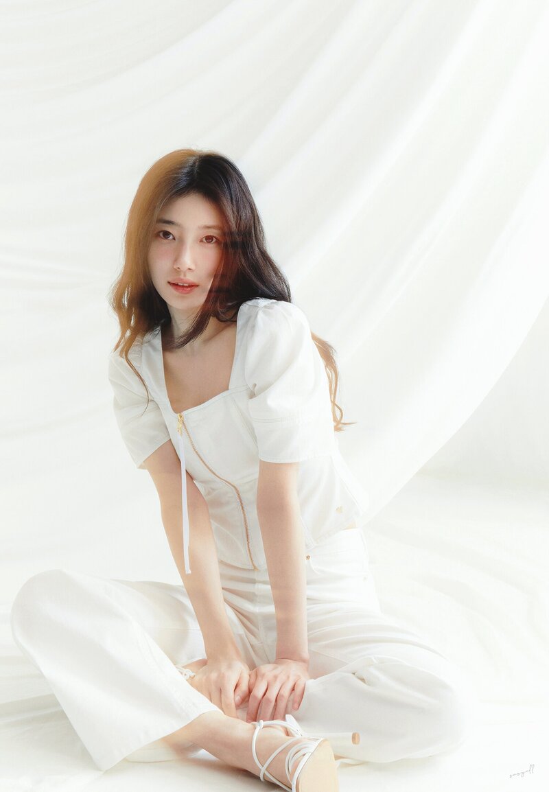 SUZY for Guess S/S 2024 Campaign - The Black Label Collection documents 1