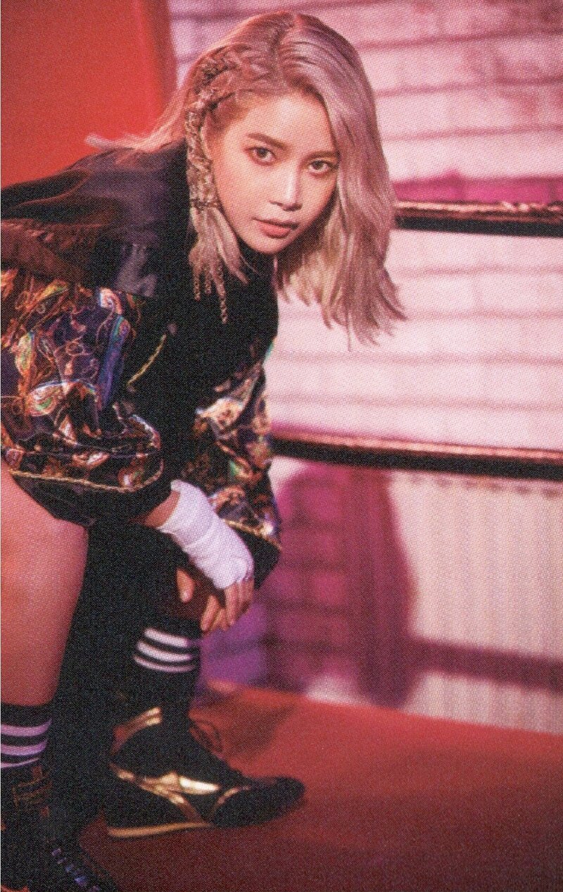 MAMAMOO 2nd Full Album 'reality in BLACK' [SCANS] (All Universes) documents 5