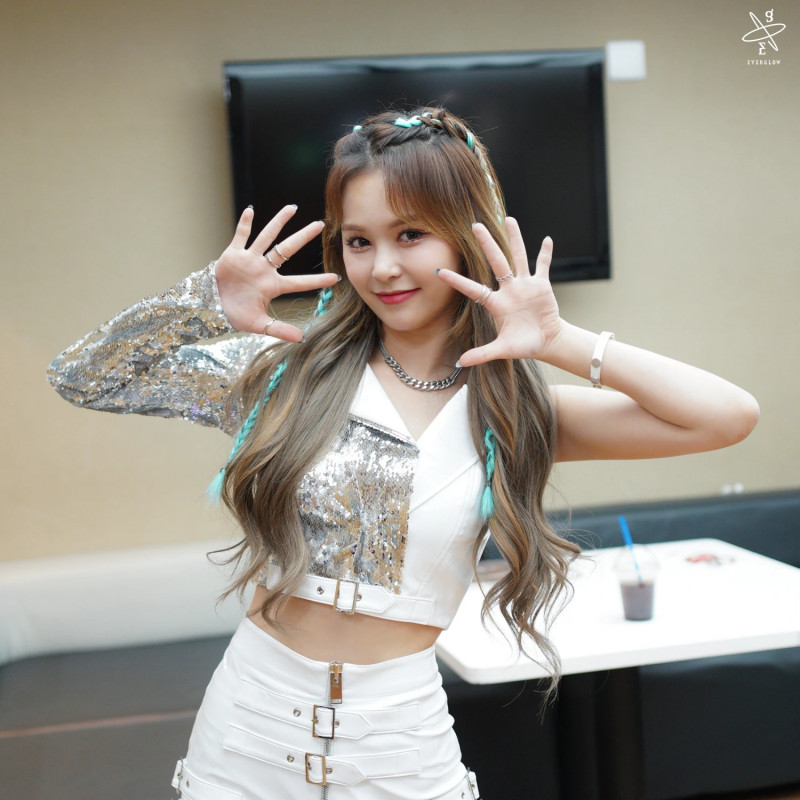 210402 Yuehue Naver Post - EVERGLOW KCON:TACT 3 Behind documents 26