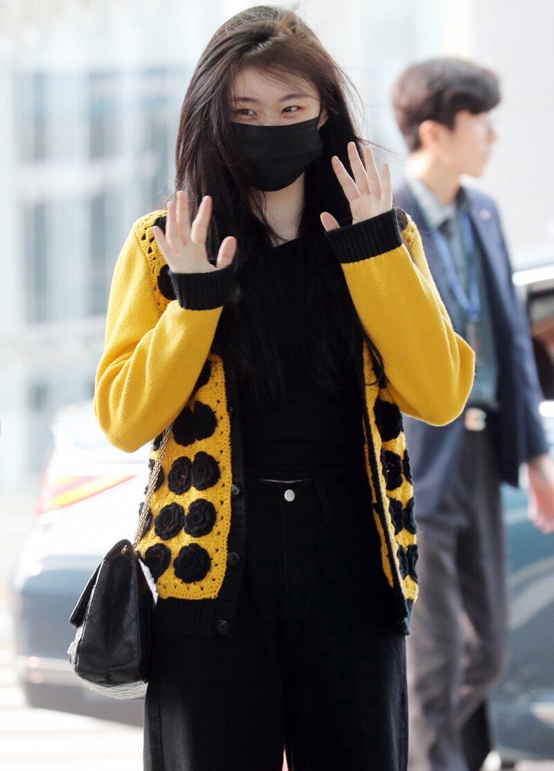 240404 ITZY Chaeryeong at Incheon International Airport documents 2