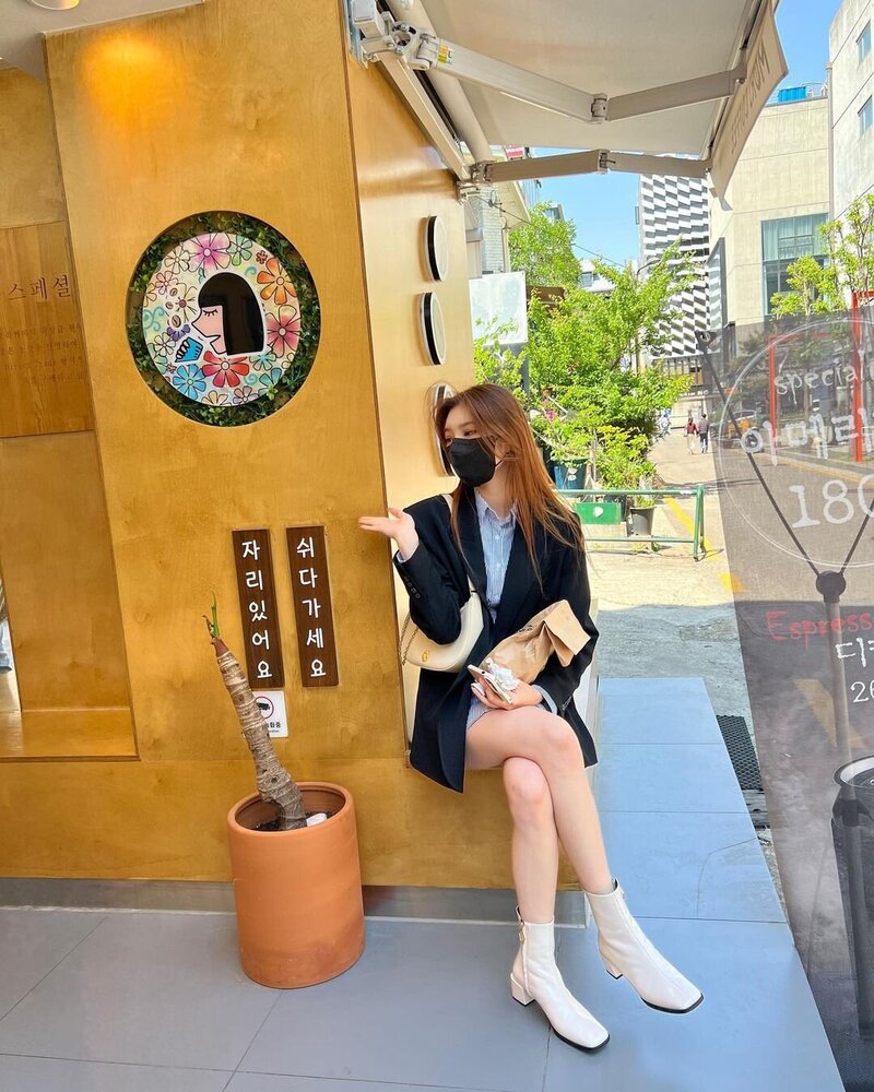 220504 Choi Jieun Instagram Update (BLING BLING) documents 4