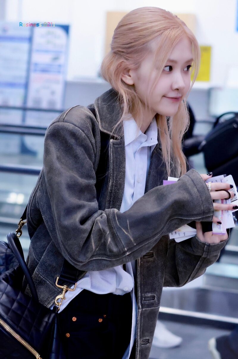 230328 ROSÉ at Incheon International Airport documents 8