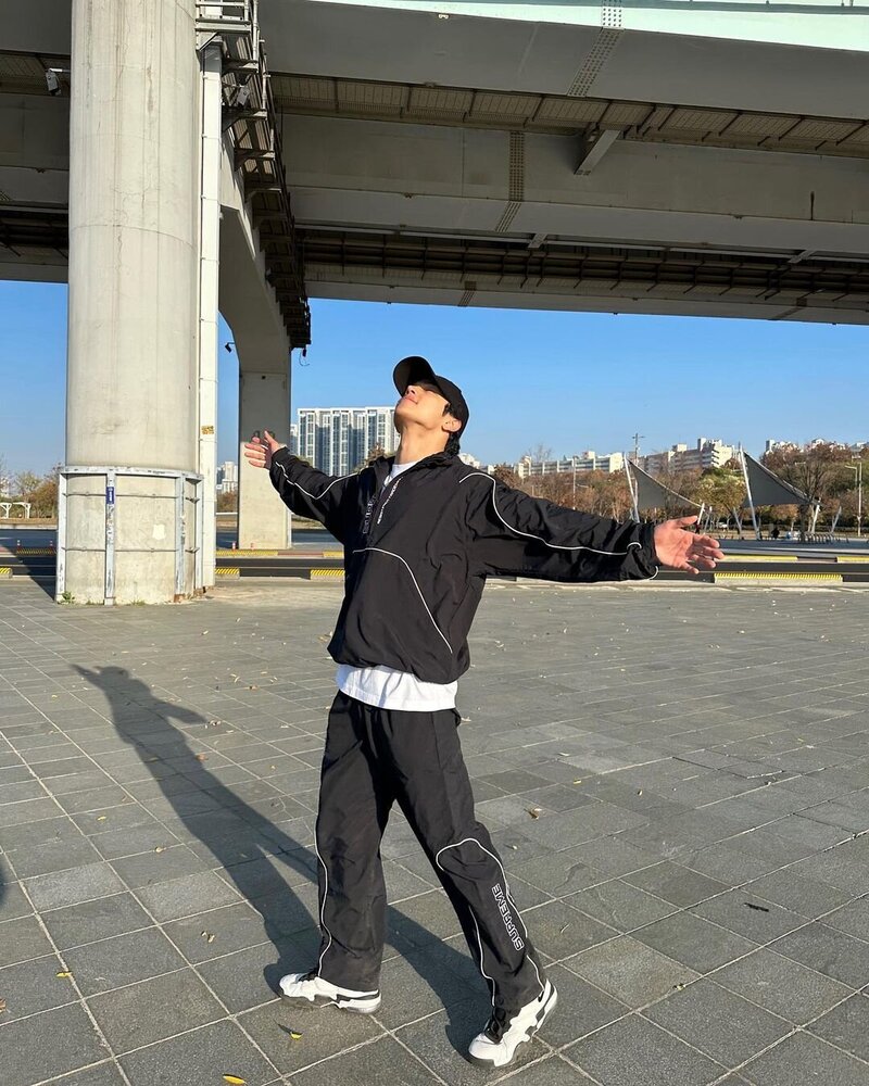 221126 Woo Jin Instagram Update documents 1