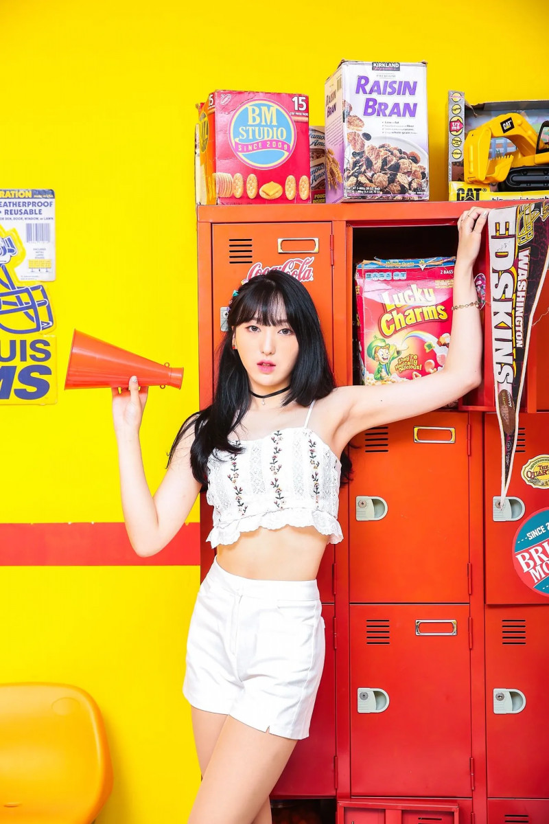 Yellow_Bee_Ryuhee_DVD_(Difference_Versus_Difference)_concept_photo_(3).png