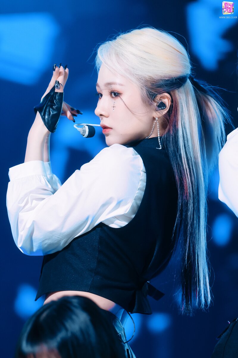 211212 EVERGLOW Mia - "PIRATE" at Inkigayo documents 9