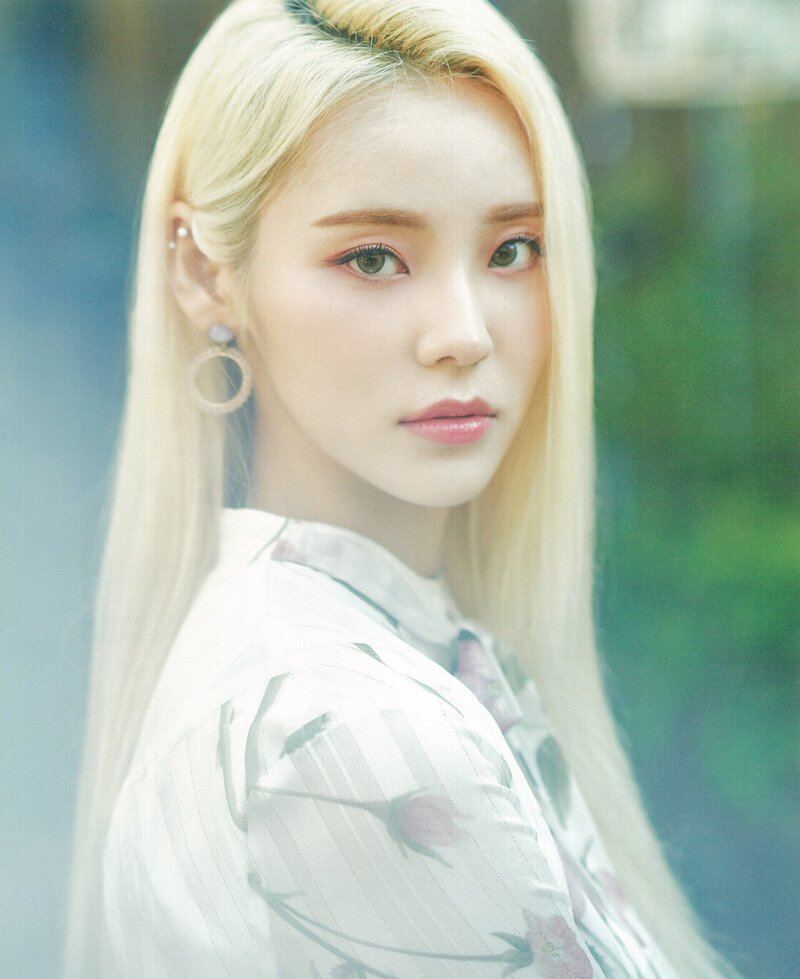 LOONA for Ten Star No.95 May 2019 issue [SCANS] documents 9