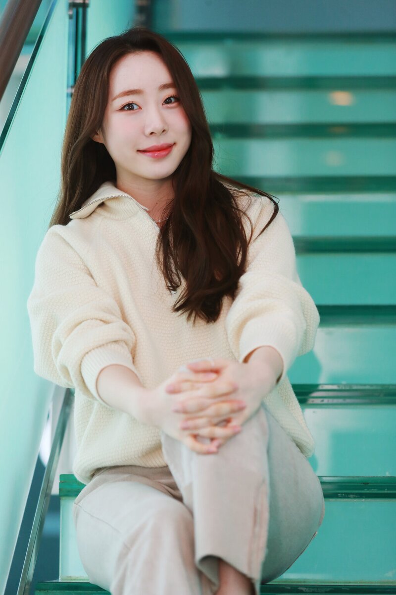 221025 WJSN Yeonjung 'Crash Landing on You' Interview Photos documents 7