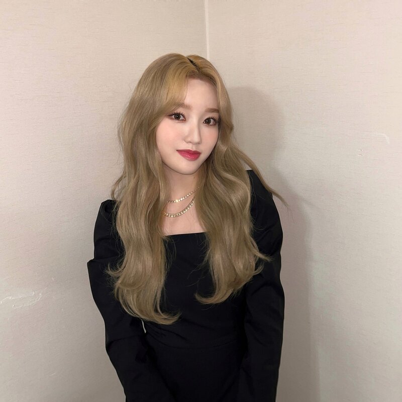220401 LOONA Twitter Update - GoWon documents 8