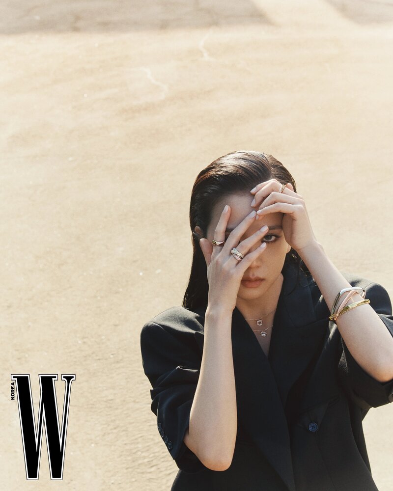 Jisoo for W Korea April 2024 Issue documents 9