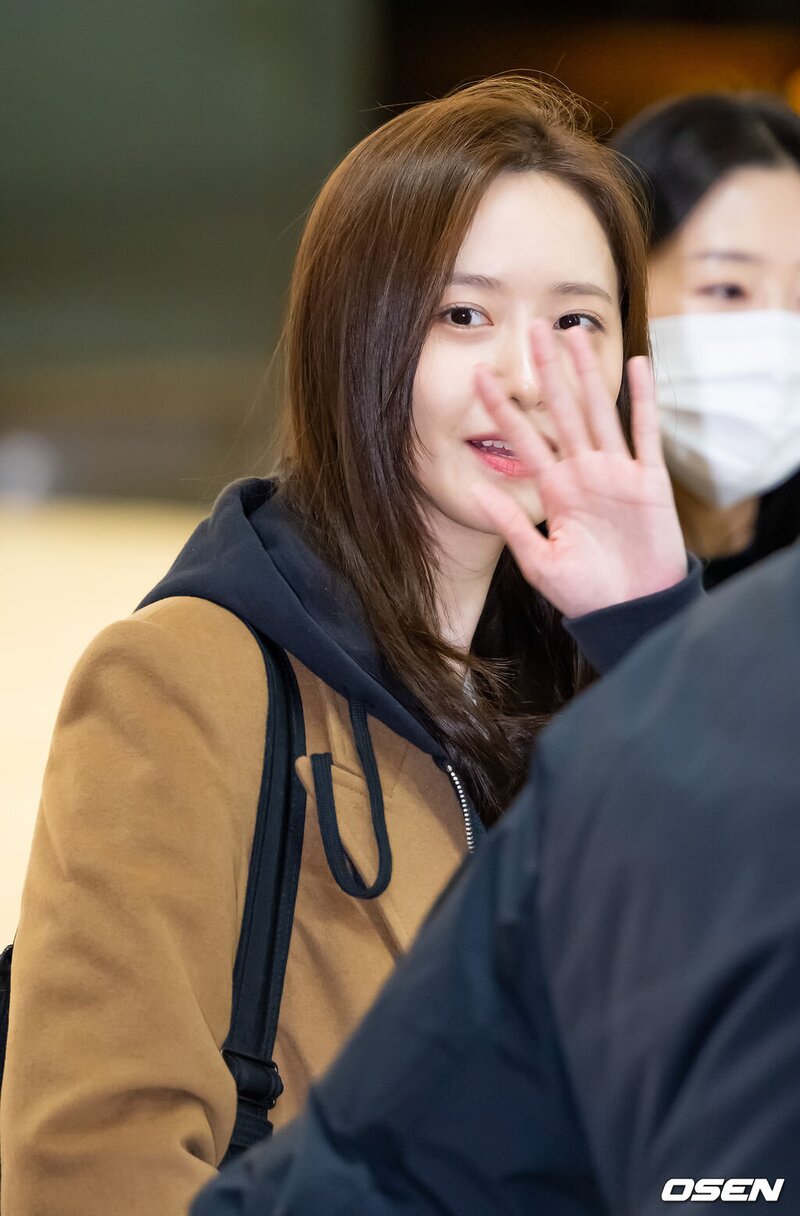 240213 Yoona at Gimpo International Airport documents 6