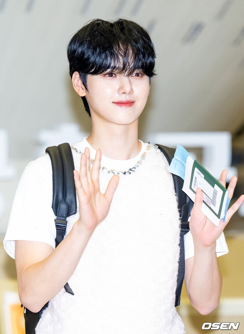 230716 CRAVITY Minhee at Gimpo International Airport heading to Tokyo, Japan documents 1