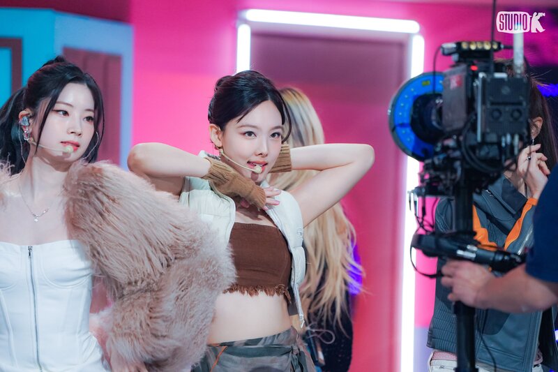 240222 - KBS Kpop Twitter Update with NAYEON - 'SET ME FREE' Music Bank Behind Photo documents 2