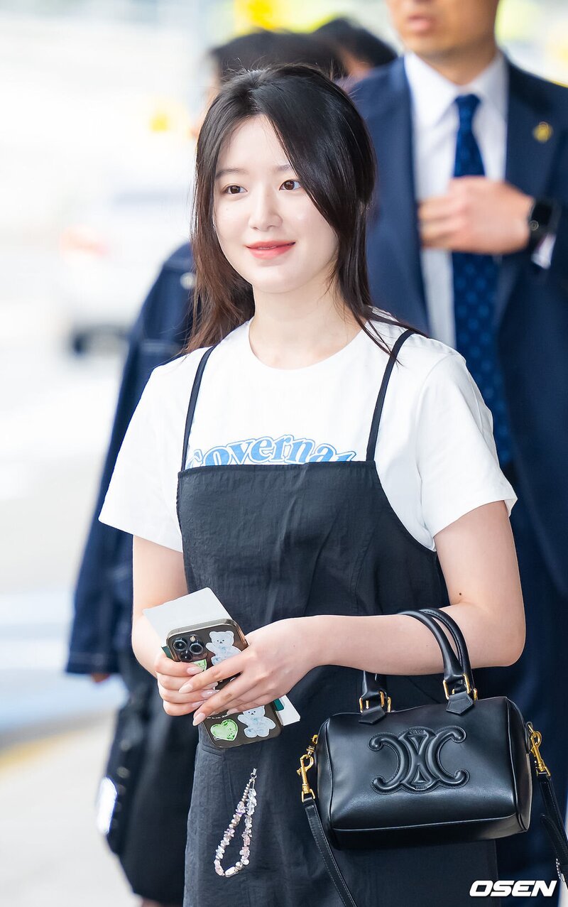 240404 (G)I-DLE Shuhua at Gimpo International Airport documents 10