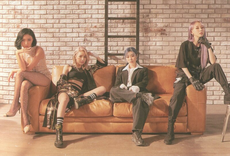 MAMAMOO 2nd Full Album 'reality in BLACK' [SCANS] (All Universes) documents 3