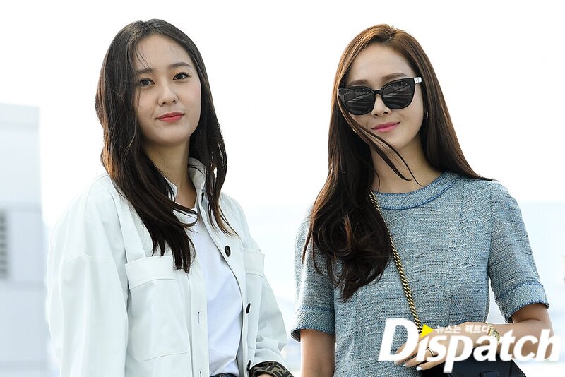 190603 Jessica and Krystal at Incheon International Airport documents 1