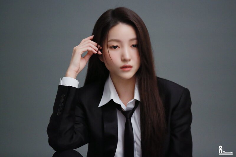 221115 OUI Entertainment Naver Post - Kim Sowon Profile Images Behind documents 2