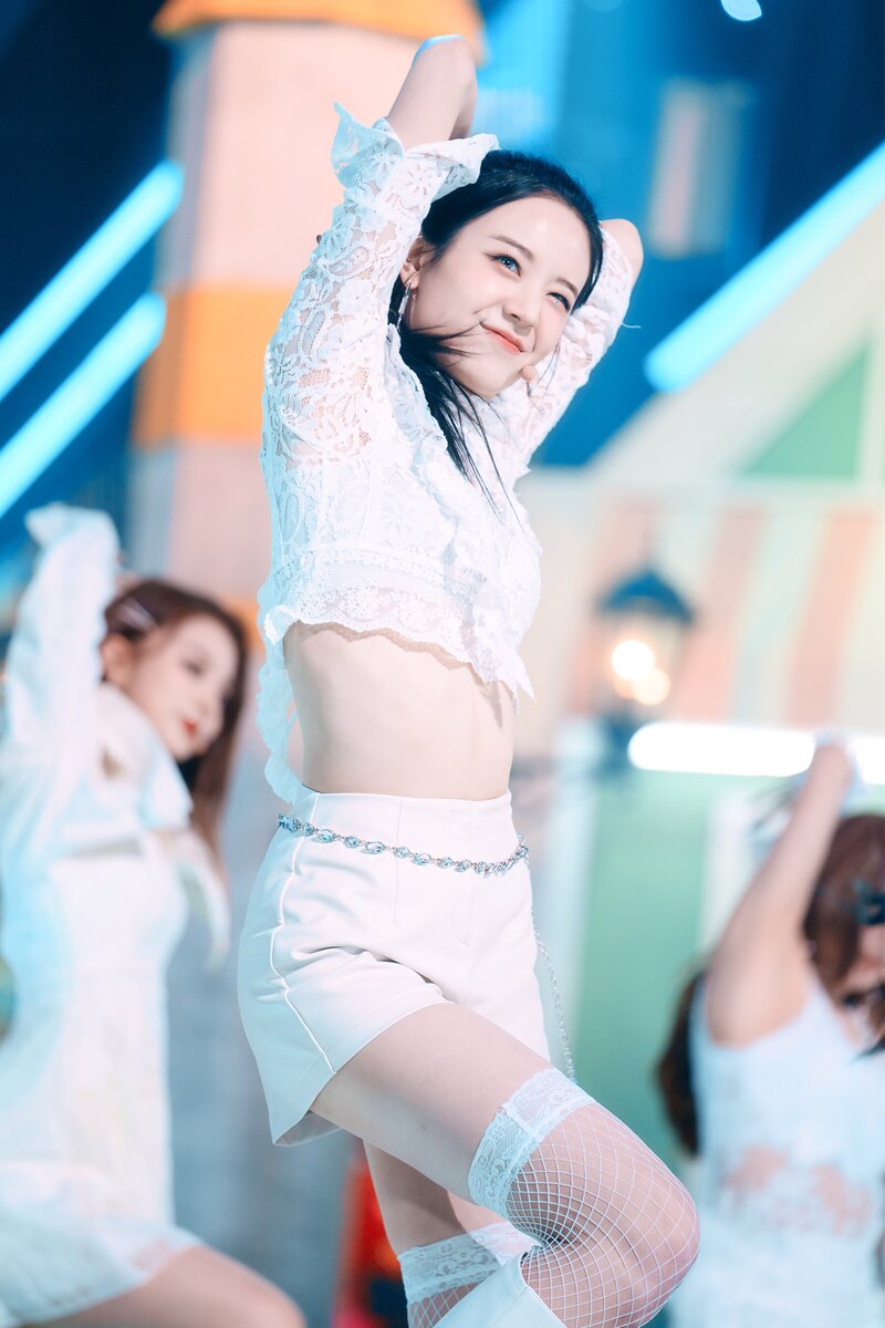 220123 fromis_9 Gyuri - 'DM' at Inkigayo documents 6