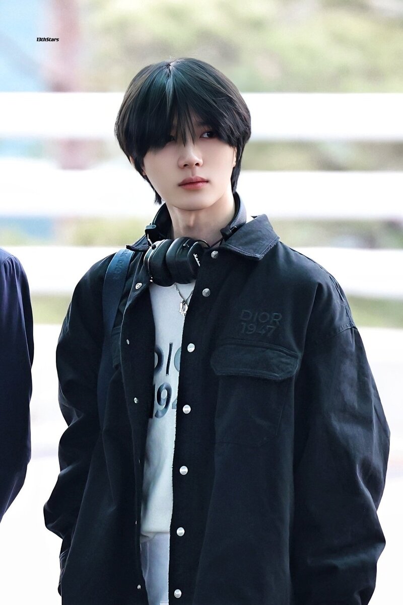 240117 TXT Beomgyu at Incheon International Airport documents 1