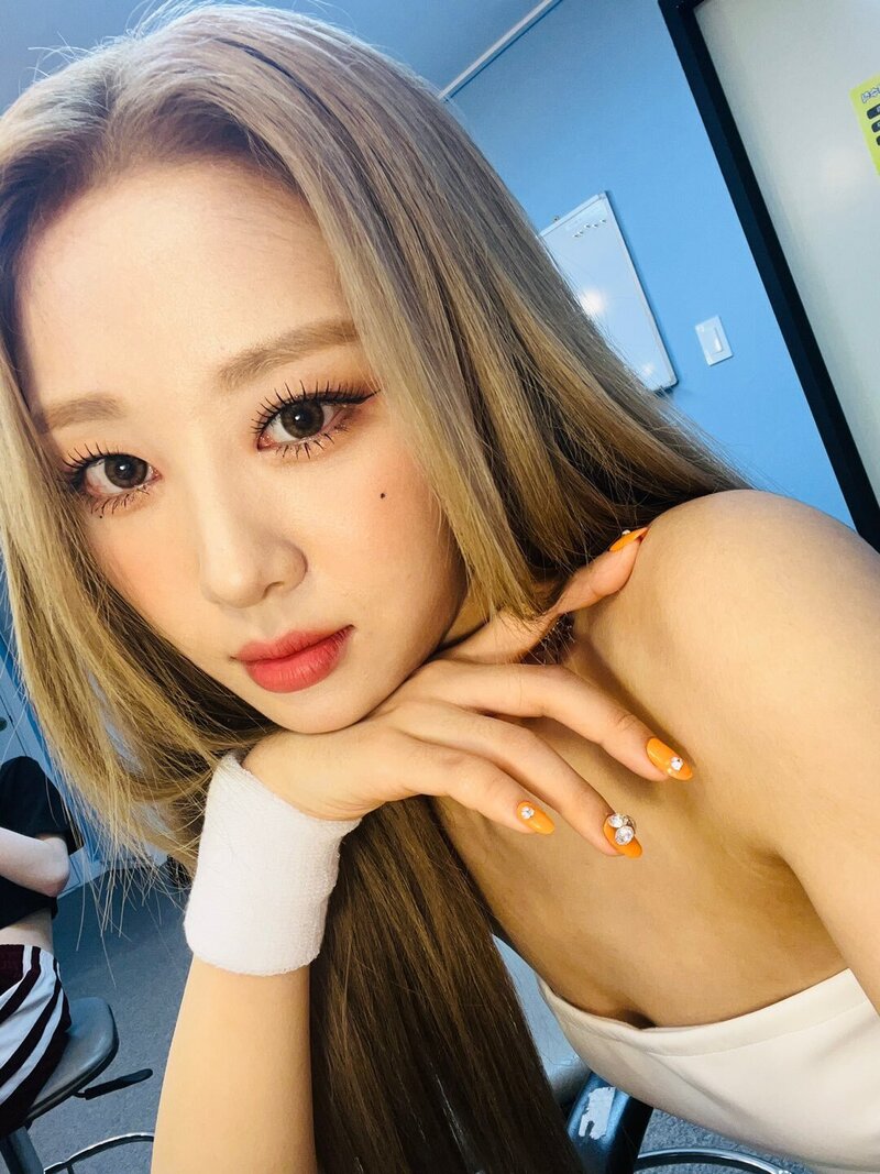 220928 LOONA Twitter Update - Yves documents 1