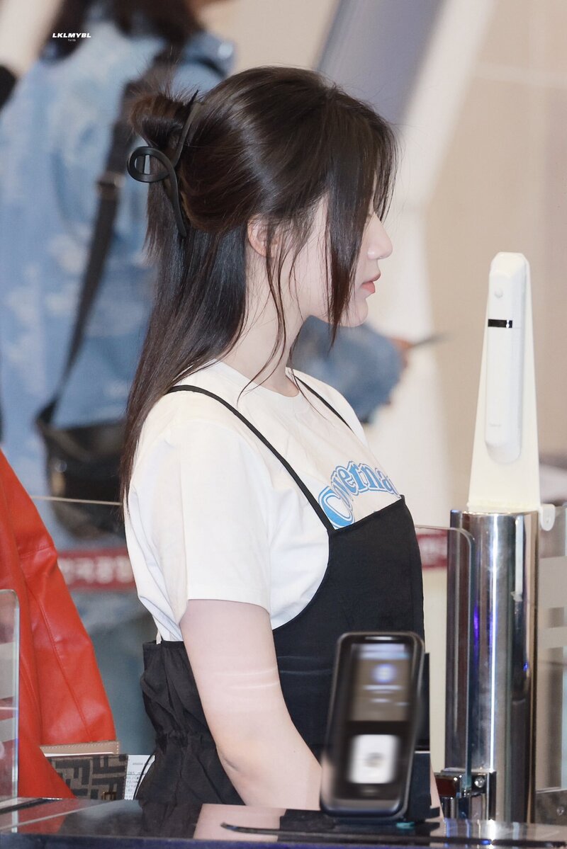 240404 (G)I-DLE Shuhua at Gimpo International Airport documents 5