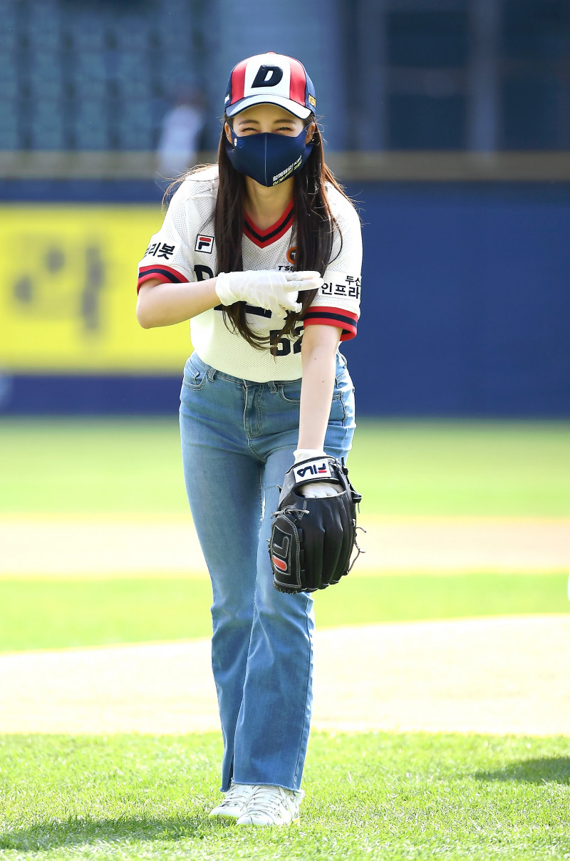210404 Brave Girls Yujeong - First pitch for Doosan Bears documents 8