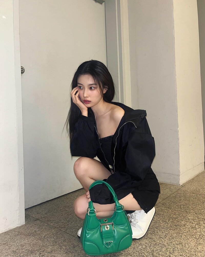230307 Kang Hyewon Instagram Update documents 3