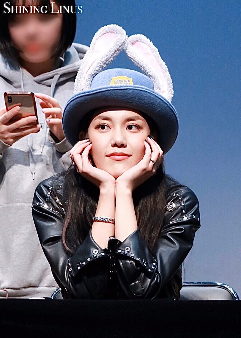 191201 AOA Hyejeong at 'NEW MOON' Fansign documents 2