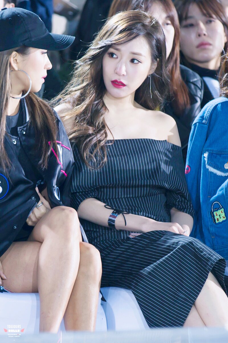 160324 Tiffany and SISTAR Bora at SJYP Seoul Fashion Week documents 8
