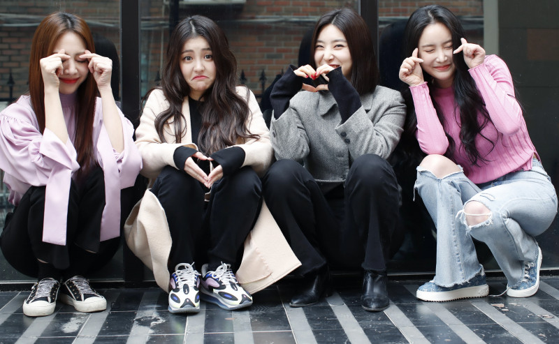 210305 Brave Girls Interview Photos with News1 documents 4