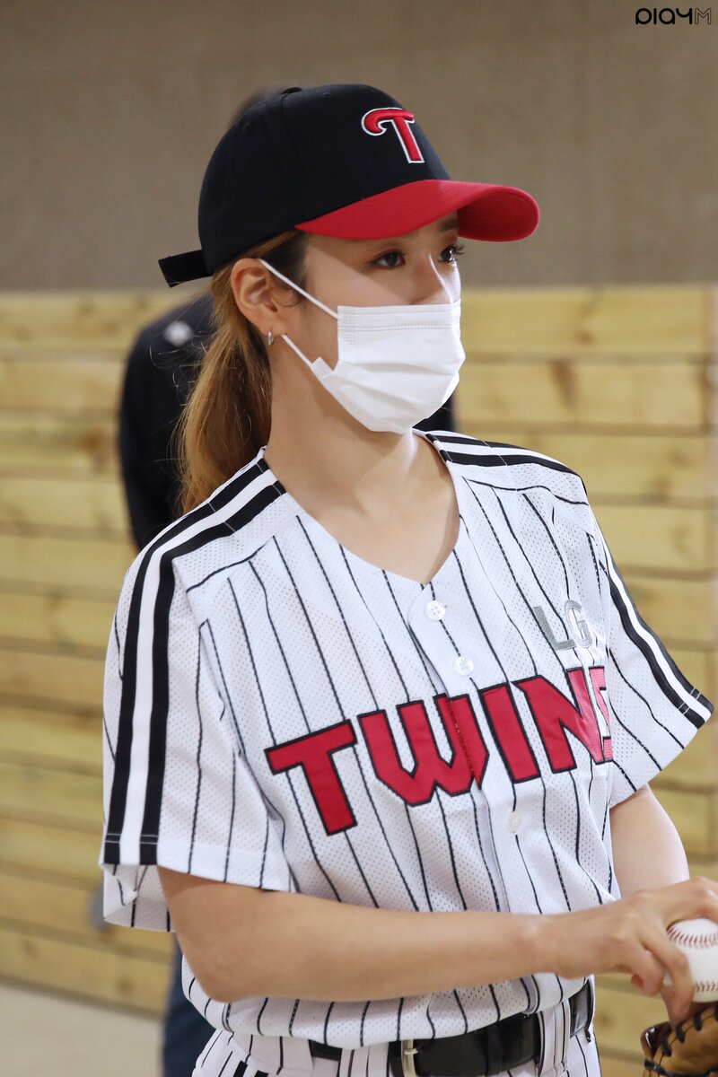 210604 PlayM Naver Post - Apink's Bomi LG Twins First Pitch Behind documents 3