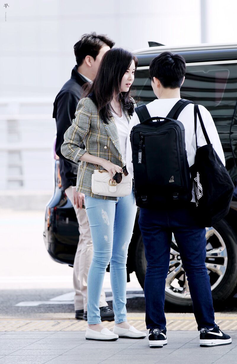 170429 Girls' Generation Seohyun at Incheon Airport documents 5