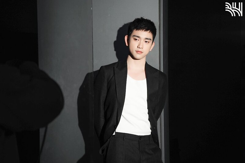 220614 BH ENT. Naver Post- JINYOUNG 'MARIE CLAIRE Korea' June Issue Photoshoot Behind-The-Scenes documents 4