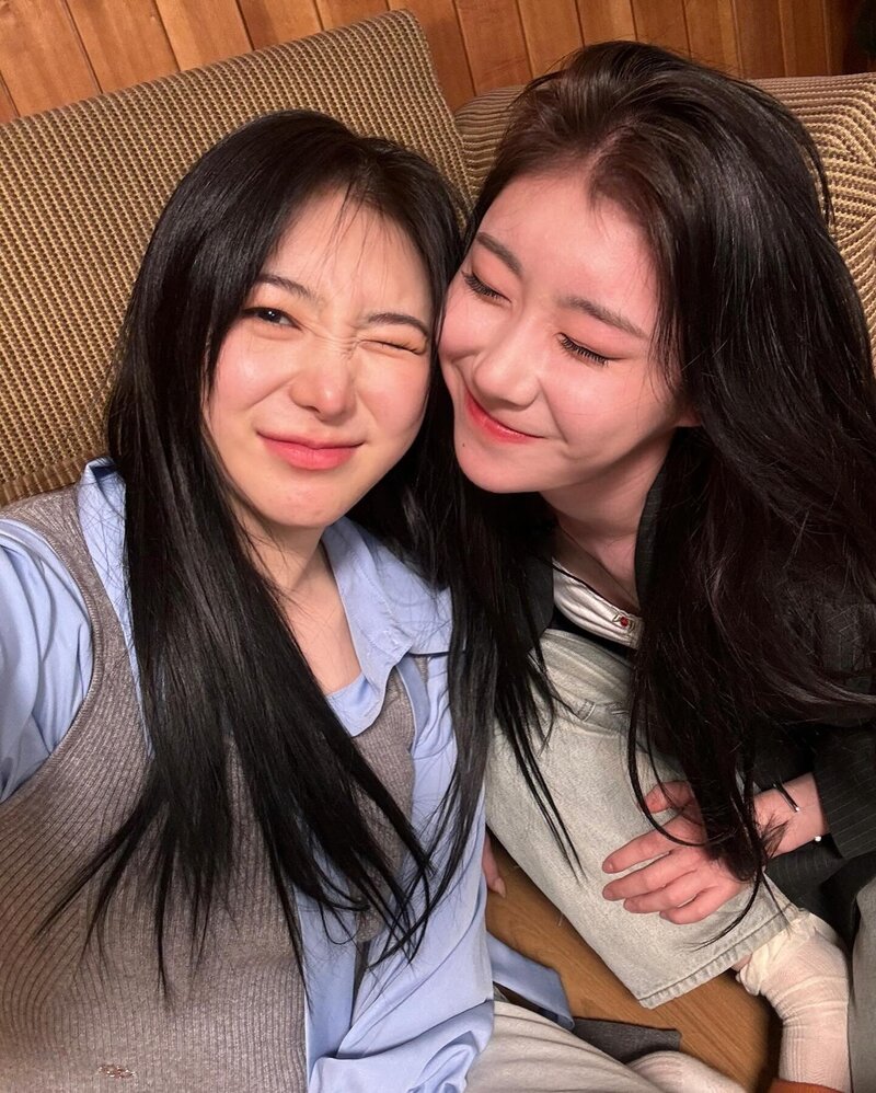 240320 - LEE CHAEYEON Instagram Update with CHAERYEONG documents 2