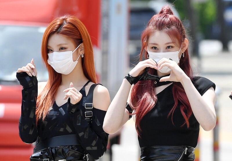210512 ITZY - On the way to Show Champion documents 14