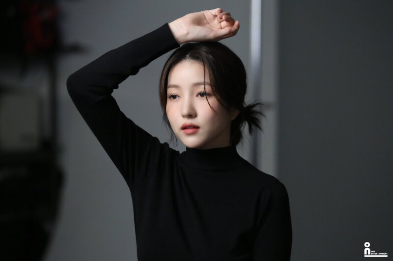 221115 OUI Entertainment Naver Post - Kim Sowon Profile Images Behind documents 1