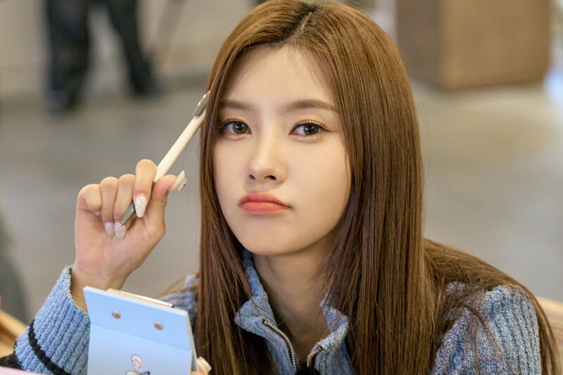 240419 WAKEONE Naver Post - Kep1er Dayeon - 'Kep1er’s Croffle Cafe' Behind documents 3